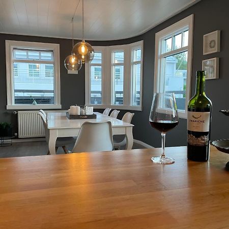 אקורירי Lovely Penthouse Downtown With 3 Bedrooms מראה חיצוני תמונה